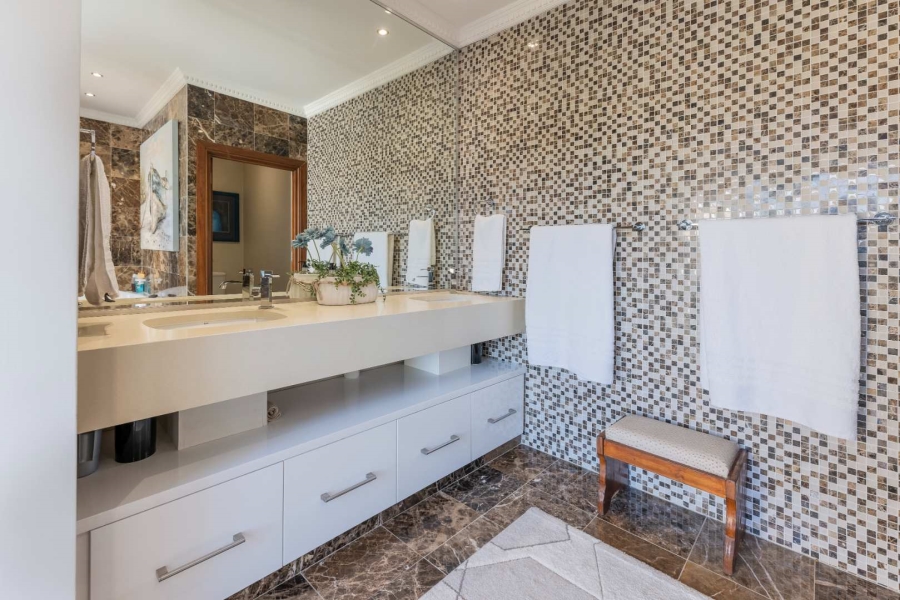 5 Bedroom Property for Sale in Oubaai Western Cape